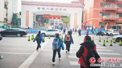 上下学高峰期险象环生，市民呼吁：“这里