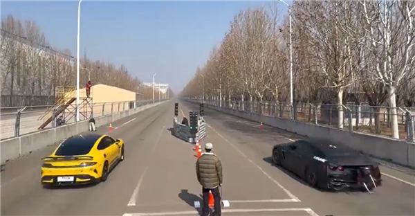 日产战神GT-R祝贺小米SU7 Ultra上市：致敬这个电的时代！