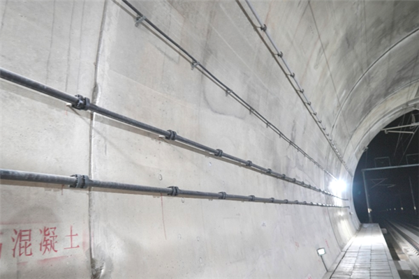 为啥高铁过隧道也能打电话上网：秘密在这里