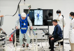 复旦大学科研团队攻克两项技术难题，成功研发首创性脑脊接口，助力瘫痪患者