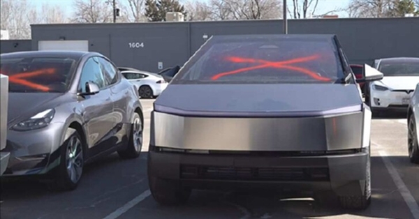 特斯拉美国车主被疯狂骚扰：车辆被塞小纸片 赶紧卖车