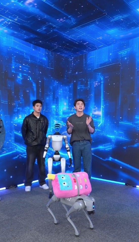宇树机器人首次亮相李佳琪直播间 平台声明：不售卖只为义务推广