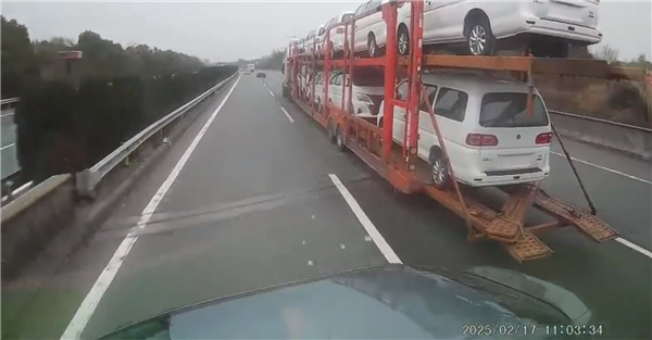 初生牛犊不怕虎 新手司机上高速就和大货车抢道：差点送命