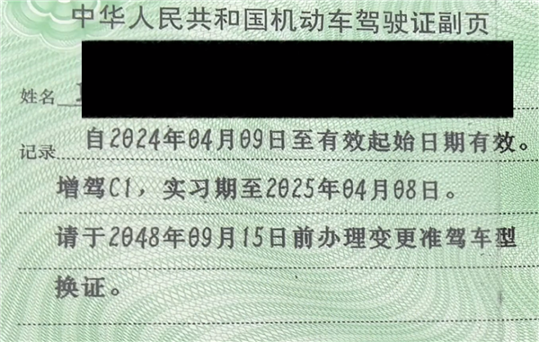 初生牛犊不怕虎 新手司机上高速就和大货车抢道：差点送命