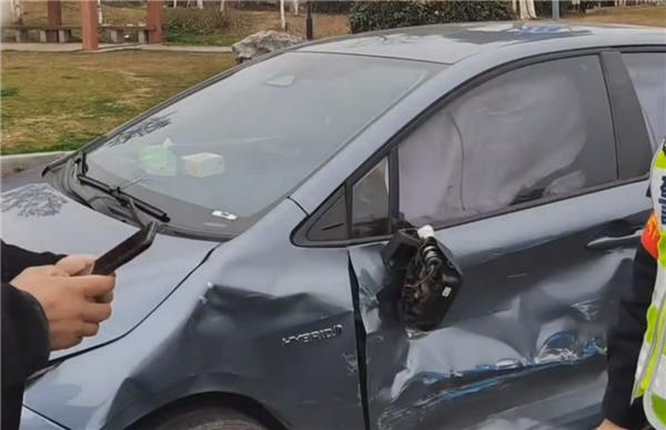 初生牛犊不怕虎 新手司机上高速就和大货车抢道：差点送命