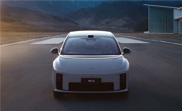 理想首款纯电SUV i8动态视频曝光：进沙漠耍一耍